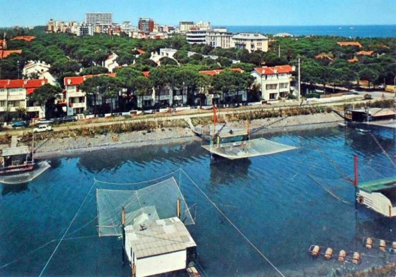 113b-Lido degli Estensi - il canale Logonovo perchè sullo sfondo c'è il grattacielo California, e sulla destra ,dopo la strada che va a Spina, c'è l'Albergo Logonovo..jpg