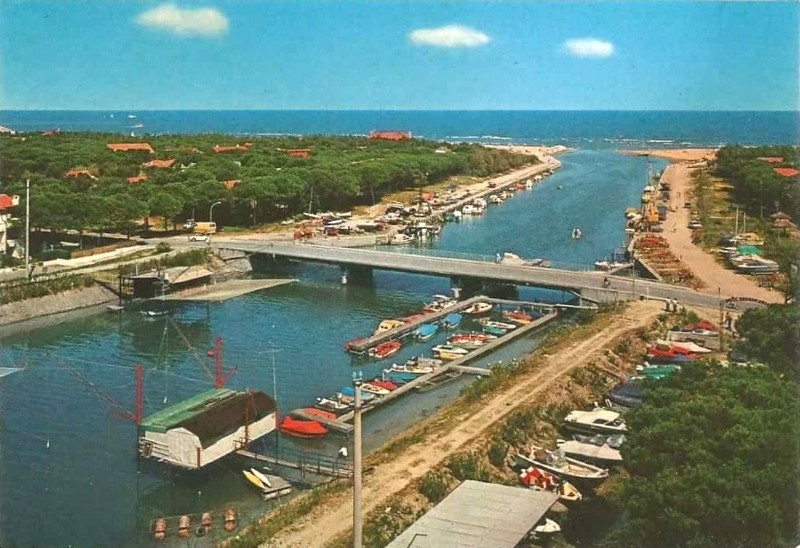 113c-Una cartolina storica che ritrae la foce del Canale Logonovo tra Lido degli Estensi e Lido di Spina, anni '60..jpg