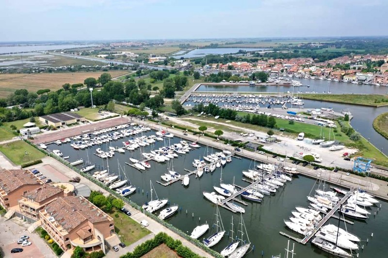 122) Lido degli Estensi - il Porto turistico Marina degli Estensi, che festeggia quest'anno i 25 anni di attività, situato sulla parte sud del canale Pallotta..jpg