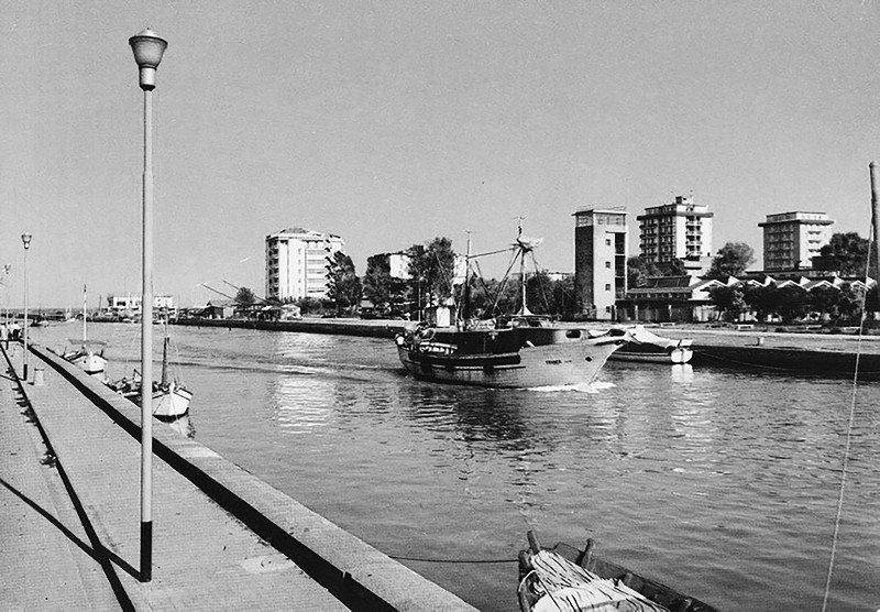 124b) Lido degli Estensi anni '60..jpg