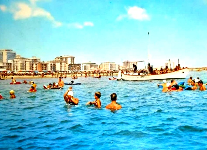 138b) Lido dgli Estensi - Bagnanti in spiaggia anni '60..jpg