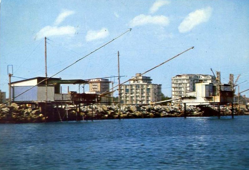 142) Lido degli estenesi - e porto garibaldi - capanni da pesca sul mare -001.jpg