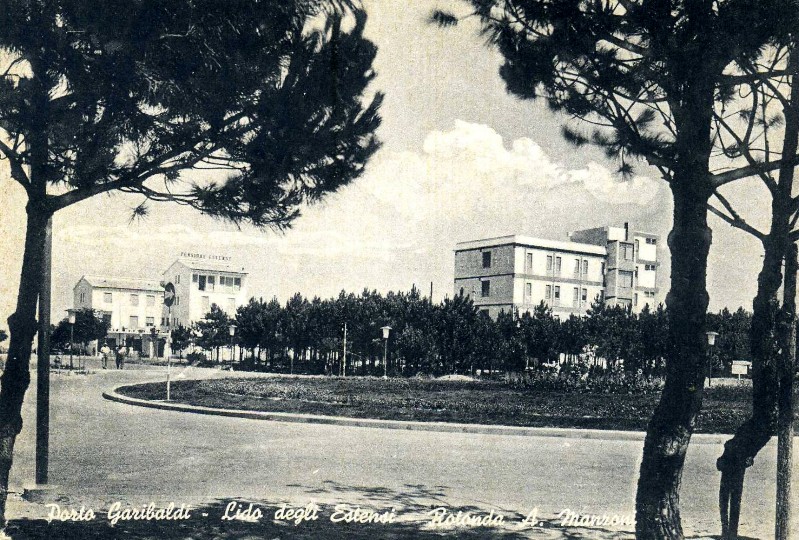 144) Lido degli Estensi - Rotonda A. Manzoni..jpg