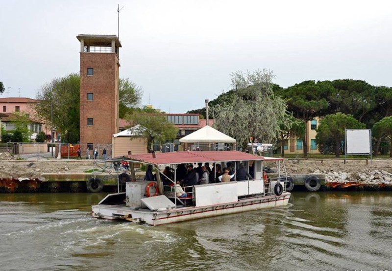 147) Traghetto tra Porto Garibaldi e Lido degli Estensi.jpg