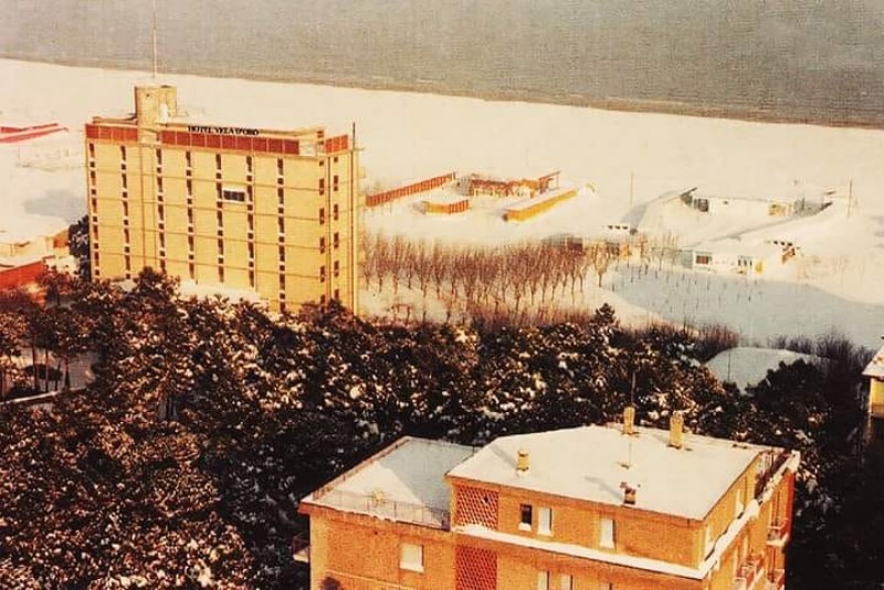 153) La nevicata del 1985 al Lido degli Estensi..jpg