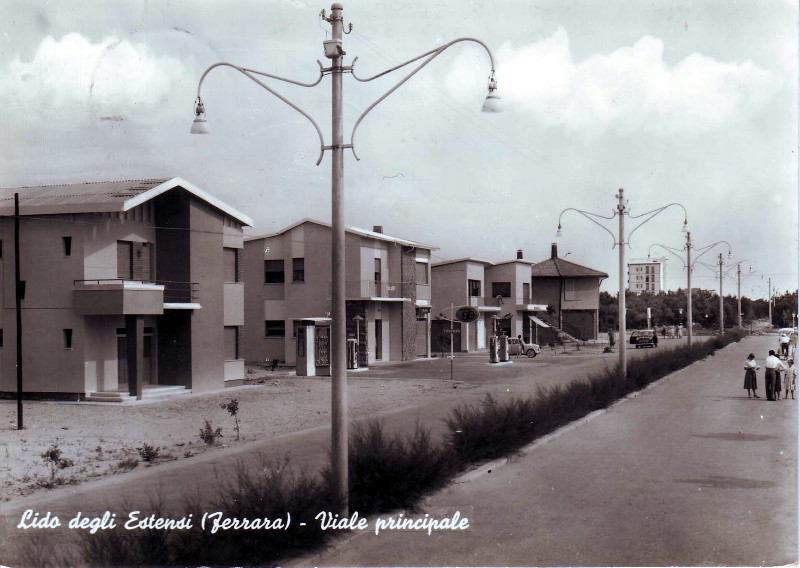 10) Lido degli Estensi - Viale Ludovico Ariosto anni '50. Dove in foto si vede il distributore; ora da 35 anni (dal Febbraio del 1986) c'è l'Agenzia Alba..jpg