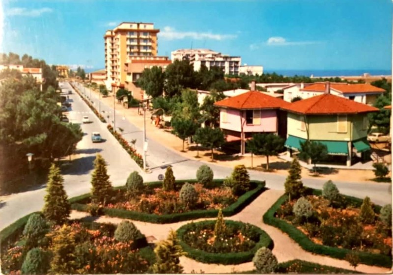 11b) Lido degli Estensi - Viale Ludovico Ariosto con la bellissima rotonda, anni '70..jpg