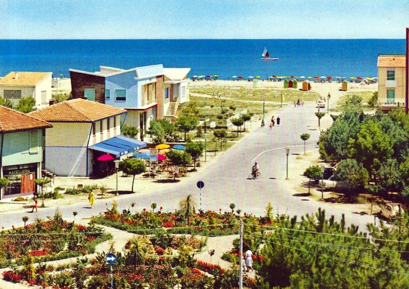 11c-Anni '60 Lido degli Estensi-Rotonda dove c'è il Ristorante  -il Ragno-, e sullo sfondo a destra la Pensione Estense, ancora a due piani!.jpg