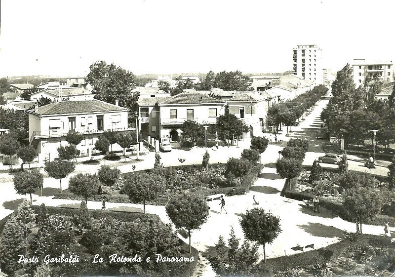 16d-Porto Garibaldi - La rotonda A. Manzoni e panorama.jpg