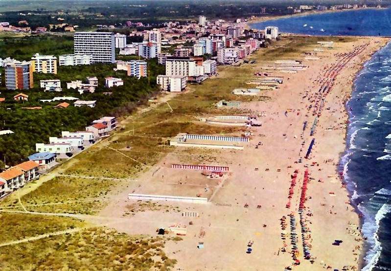 20c-Lido degli Estensi - Adesso la spiaggia è almeno 200 metri in più..jpg