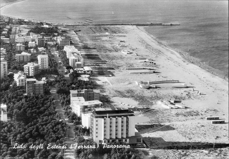 21a-Lido degli Estensi, panorama e spiaggia, anno  1963..jpg