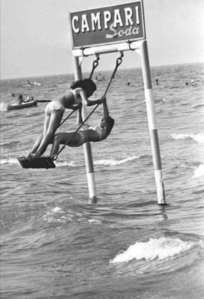 21c-Lido degli Estensi - Le altalene Campari Soda pochi metri dalla riva, dove potersi divertire direttamente in acqua, anni '60..jpg