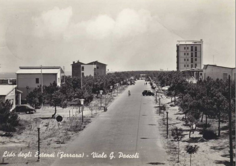 22 - Lido degli Estensi - Via Giovanni Pascoli anni '50.jpg