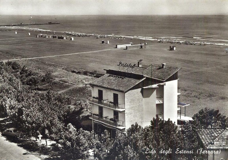 27a - 1959 Lido degli Estensi (FE) In primo piano l'Hotel Bristol e sullo sfondo la spiaggia non proprio affollata.jpg