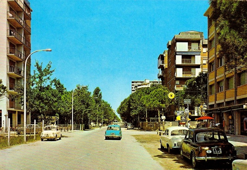 30b-Viale Carducci 1966 Lido degli Estensi..jpg