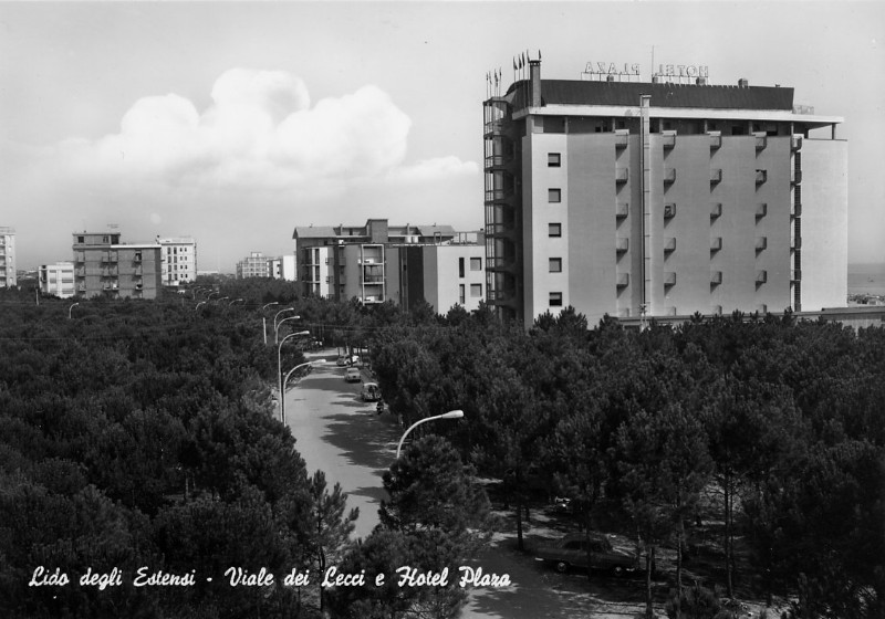 32) Lido degli Estensi con il Viale dei Lecci (con l'Hotel Plaza sullo sfondo, anni '60..jpg