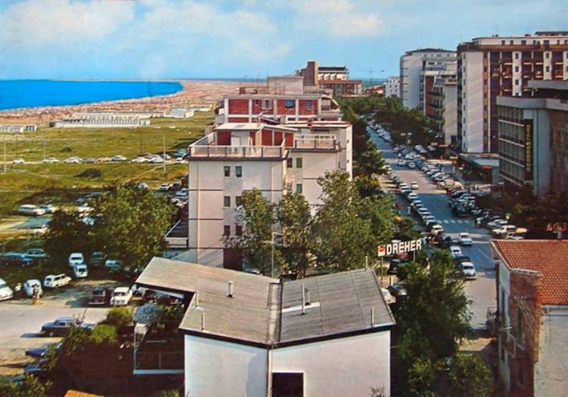 35c-Lido degli Estensi - Viale G. Pascoli (anni '70-'80).jpg