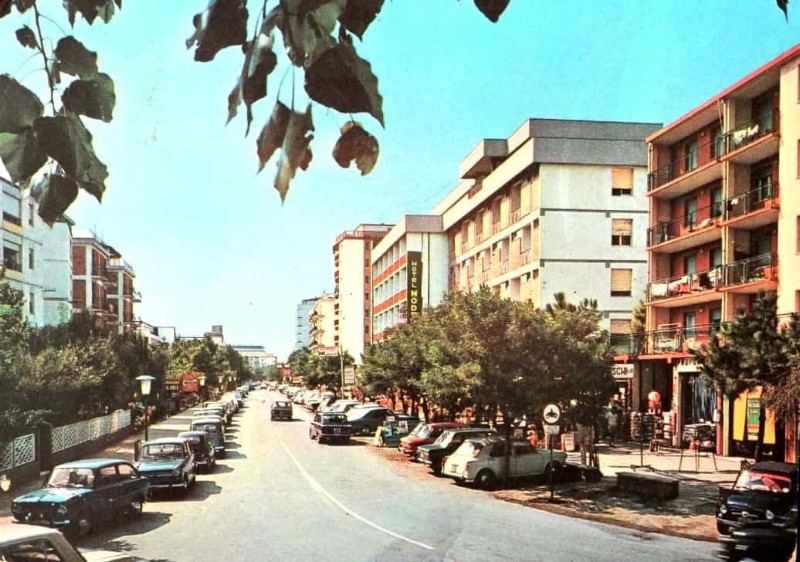 35f-Lido degli Estensi - Via Giovanni Pascoli anni '70..jpg