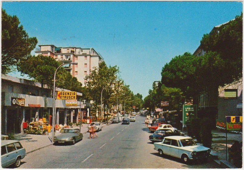 35h) Lido degli Estensi.Viale delle Querce.1976..jpg