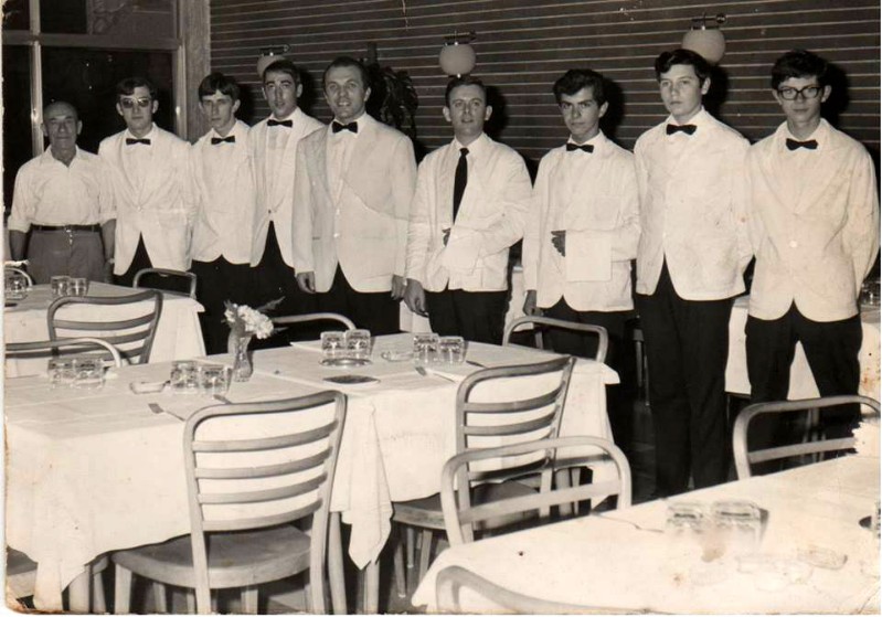 42c-Rist. Bar LA VELA D'ORO Lido degli Estensi anni '60 STAFF fra gli altri Giuliano Piva, Daniele Luciani, Fausto (Bortolo) Bonazza, Giuliano Costantini, Mauro Bellotti.jpg