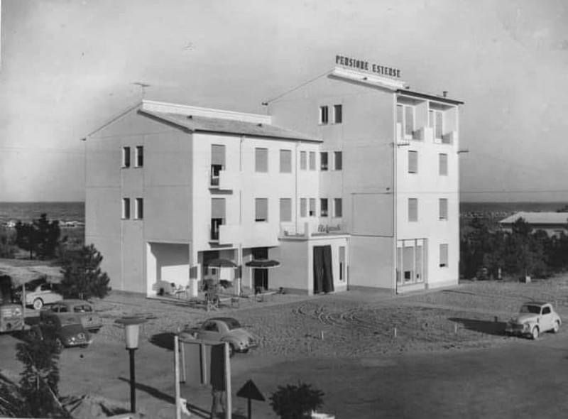 47) L'albergo 'Pensione Estense' di Lido degli Estensi ai suoi albori, immortalato in questa foto storica di 65 anni fa.jpg