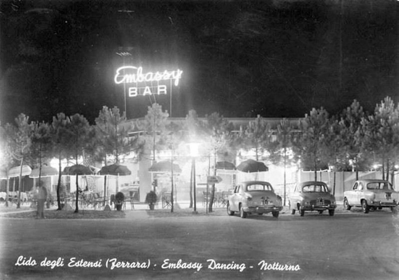 49-Lido degli Estensi - Bar Embassy 1959. Quando era ancora dancing si esibivano quasi tutte le sere Dino oppure Fiammetta..jpg