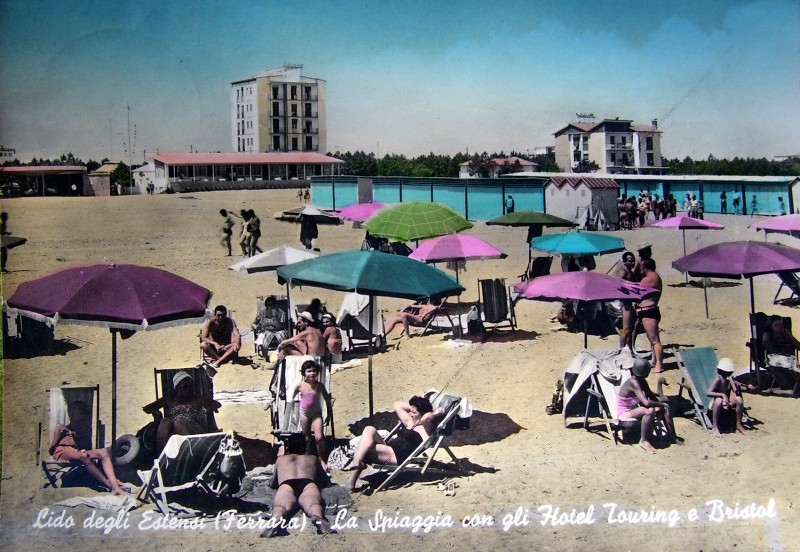 69b-Lido degli Estensi (FE) - La spiaggia con gli Hotel Touring e Bristol - 17 Agosto 1959.JPG