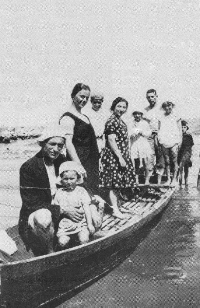 70c) 15 luglio del 1930 - Una famiglia, direi numerosa, approda sulla spiaggia dei 'poveri' (l'attuale Lido degli Estensi).jpg