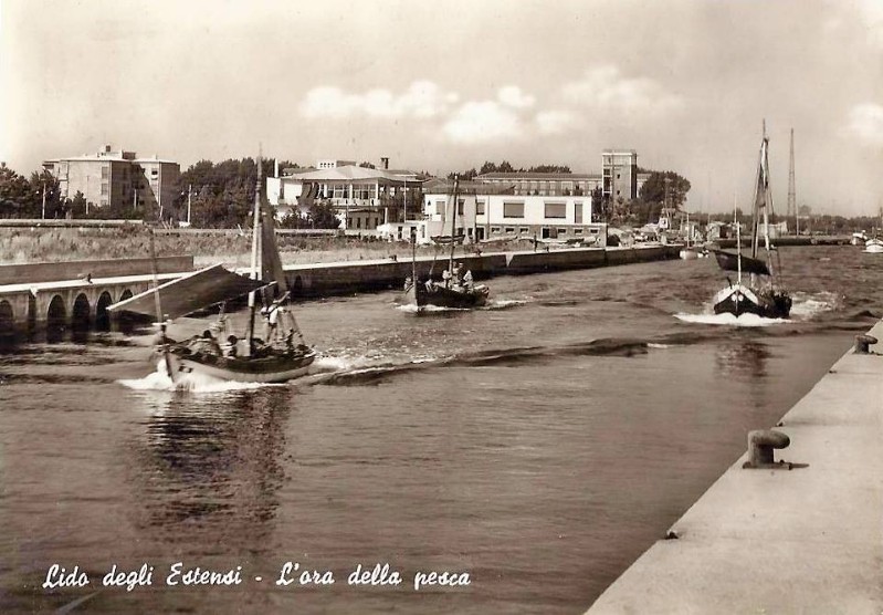 72b-Anni '60 Lido degli Estensi (FE) L'ora della pesca - Sulla sx la Lega Navale.jpg