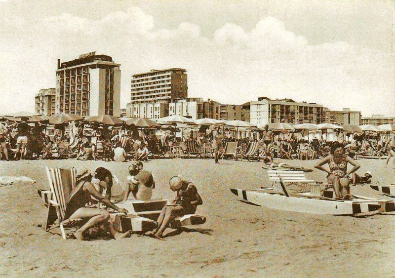 73c-Anni '60 Lido degli Estensi (FE) - La spiaggia.jpg