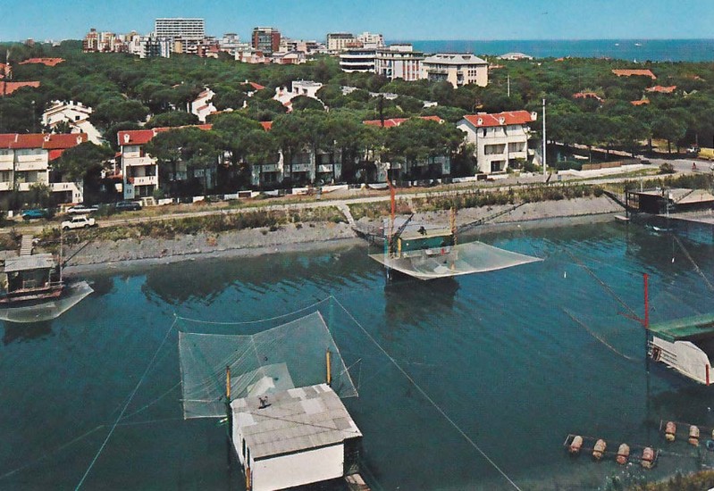 76-Lido degli Estensi - Scorcio Panoramico e capanni da pesca anni '60.JPG