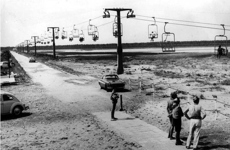 97a-La seggiovia di Lido di Spina - Nella foto si vede la seggiovia, la prima biposto a morse fisse realizzata in Italia, che collegava il campeggio alla spiaggia, 14 Agosto 1968.jpg