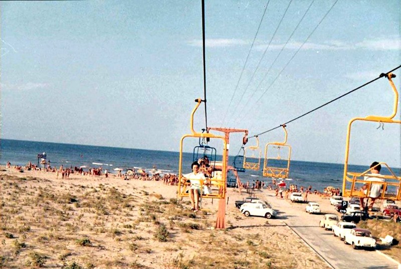 97b-Lido Spina, questa seggiovia, ormai invisibile nel paesaggio dei nostri lidi, trattasi della prima seggiovia biposto ad ammorsamento fisso in Italia, costruita dalla ditta Nascivera nel 1968..jpg