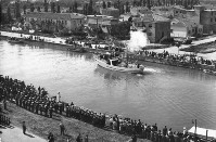 4b-Porto Garibaldi - Portocanale Visto Dal Lido Estensi (1959) - peschereccio Maria Grazia Zaccagnini nel giorno della sua inaugurazione.jpg