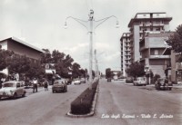 7) Viale Ludovico Ariosto di Lido degli Estensi negli anni 50!Si nota sulla destra un distributore di benzina e dei bellissimi lampioni stradali posizionati al centro per l'illuminazione pubblica.jpg