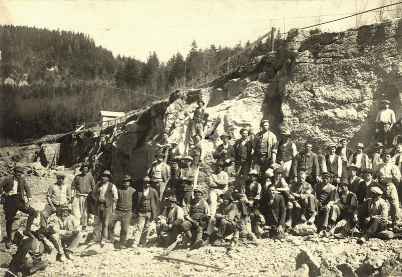 08-Cantiere stradale in Svizzera. Nel gruppo di sterratori operai di S. Gregorio nelle Alpi. 1907..jpg