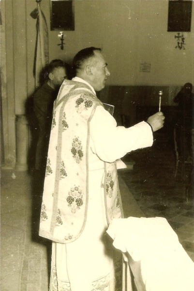 04-Benedizione solenne alla messa domenicale affiancato dal sacrestano Cesare Dalla Rosa, anni '50..jpg