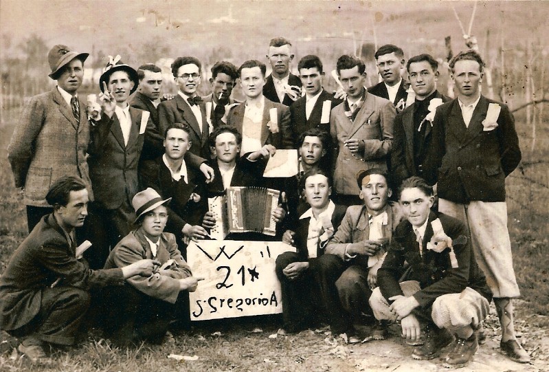 19-Festa della classe 1921, alla ds Silvio Bortoluzzi, in basso Marsilio, alla fisarmonica Oreste dei bini e alla sua sn Ilario Centeleghe.jpg