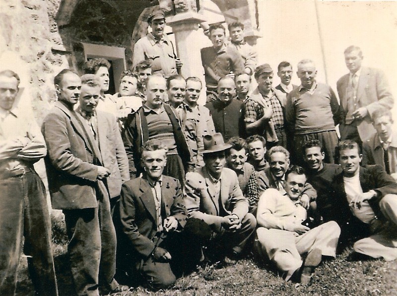 22-Don Evaristo tra i nostri operai al cantiere della -Grand Dixance- anni '50.jpg