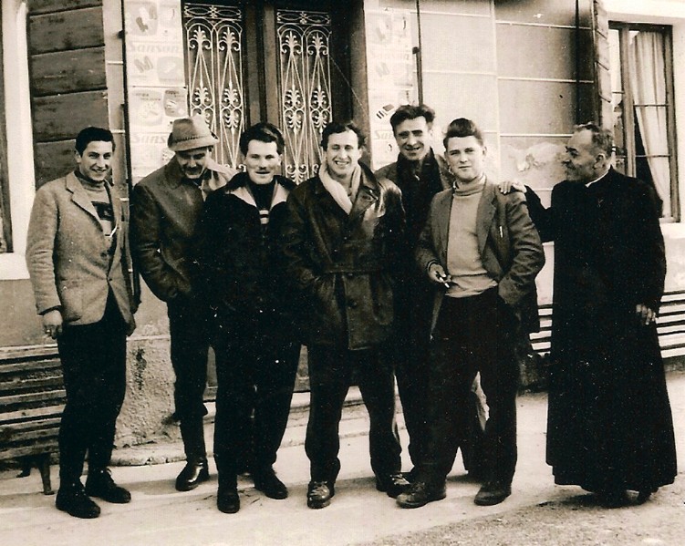 46-Giovani de Roncoi con don Evaristo, da sn Gelindo Carazzi, Aldo Fregona, Arduino Casanova, Renzo Cassol(scevenuh) e Mario Argenta. Piazza di San Gregorio primi anni '60.jpg