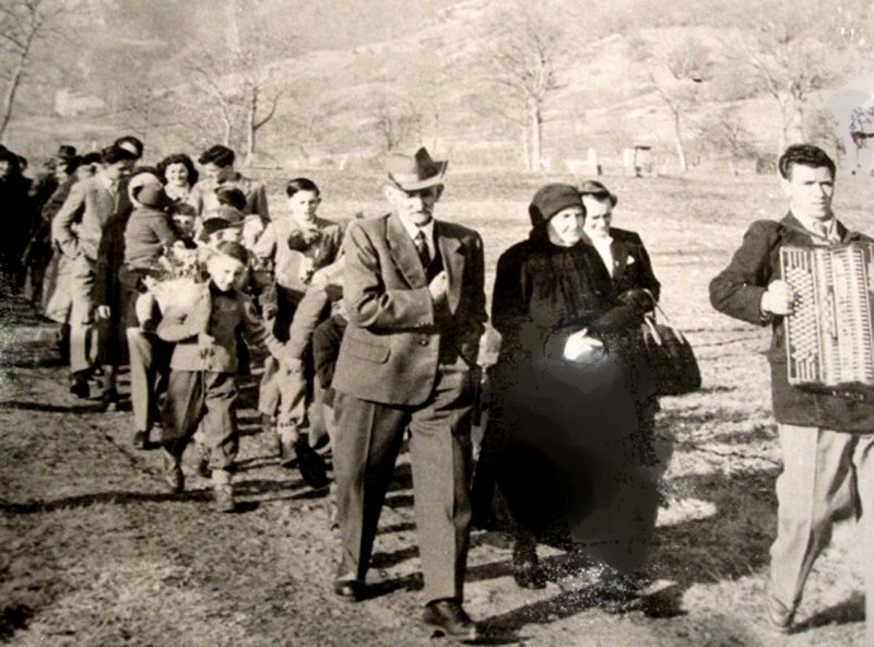 22-Ilario Centeleghe suona al corteo nuziale da Roncoi a San Gregorio per le nozze di diamante di Giuseppe Bortoluzzi e Angela Cassol anno 1954..jpg