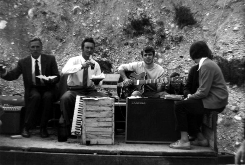 24-Gino Mezzomo, complesso musicale con chitarra elettrica e fisarmonica. San Gregorio nelle Alpi, anni sessanta..jpg