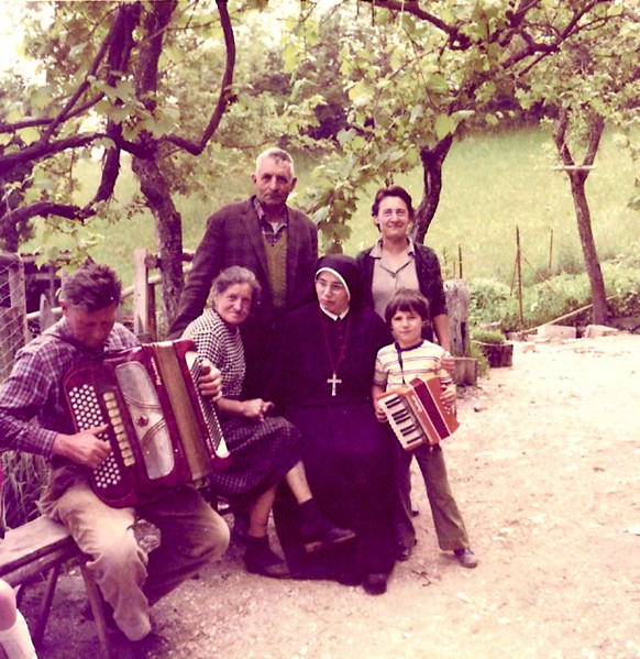 46-Zio Toni alla fisarmonica, me zia Silvia, zio Camillo, la suora nostra parente, me mama e Ivan - anno 1983.jpg