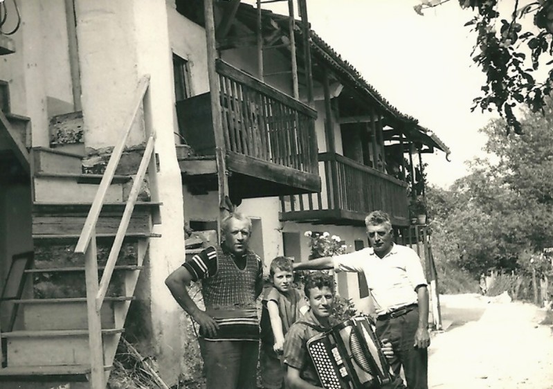 47-da sn me pare Vito, Ciano(mi), zio Toni alla fisarmonica e zio Camillo - anno 1957.jpg