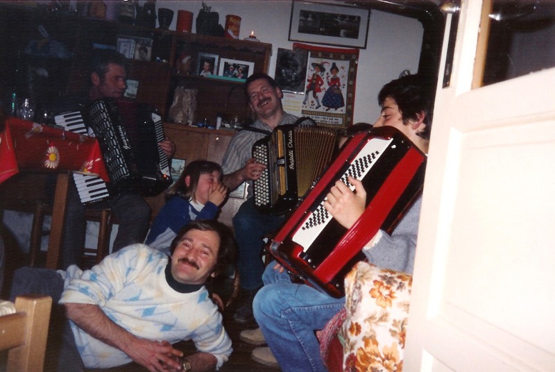 50-Ciano, Elder e un giovane Raul alla fisarmonica e  Gabriele, l'ambasciatore, in primo piano - anno 1984.jpg