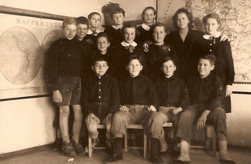 03-Scuole elementari di San Gregorio Novembre 1955. In piedi da sx. De Gol Felice, Pulz Giuliano, Bortoluzzi Rosanna, Cassol Liliana .....jpg