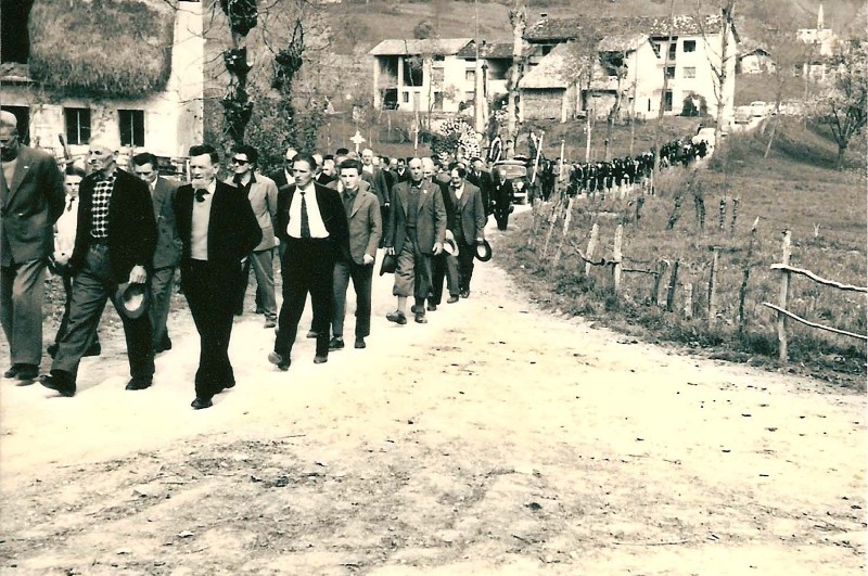 09d-Il paese di Roncoi accompagna una delle tante vittime di incidenti avvenuti nei cantieri all'estero, inizio anni '60, davanti ai Herik..jpg