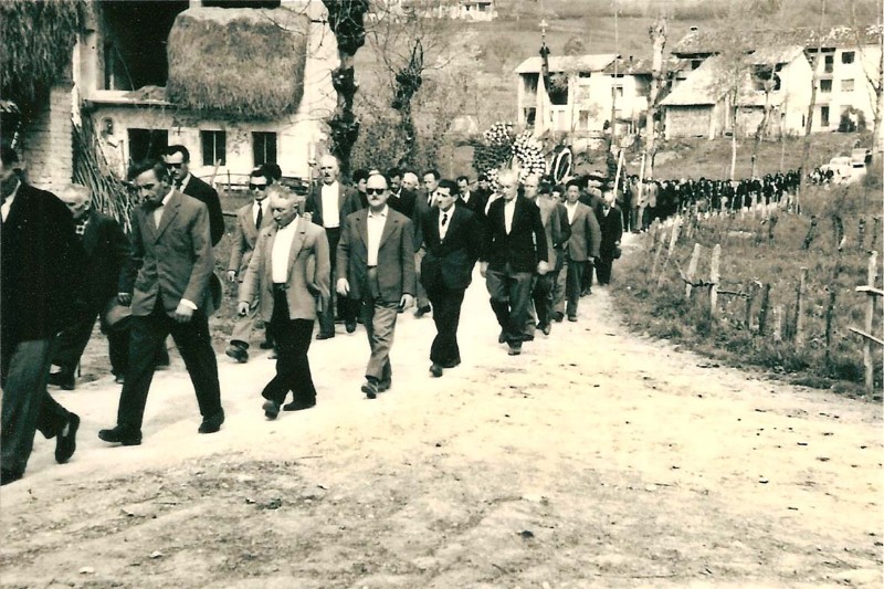 09e-Il paese di Roncoi accompagna una delle tante vittime di incidenti avvenuti nei cantieri all'estero, inizio anni '60, davanti ai Herik..jpg