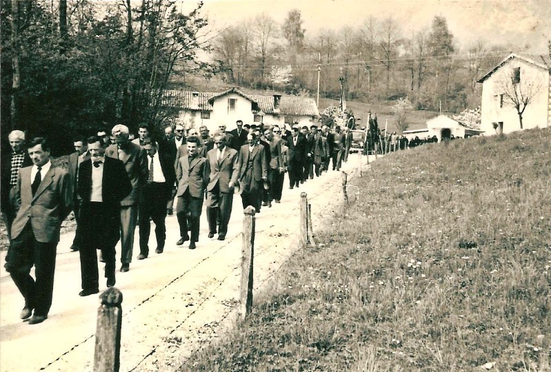 09g-Il paese di Roncoi accompagna una delle tante vittime di incidenti avvenuti nei cantieri all'estero, inizio anni '60, dopo il caselo, davanti alla Cati..jpg