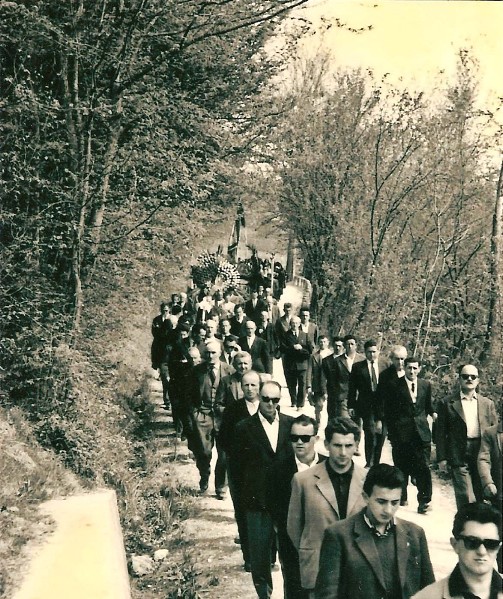 09i-Il paese di Roncoi accompagna una delle tante vittime di incidenti avvenuti nei cantieri all'estero, inizio anni '60, di fianco alla cava..jpg